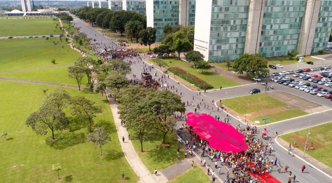 Em protesto contra genocídio, indígenas deixam rastro de sangue na Esplanada