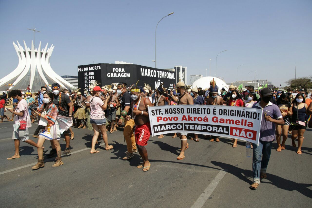 Indígenas realizaram marcha contra os projetos anti-indígenas em trâmite no Congresso Nacional e no governo federal, nesta sexta (27)