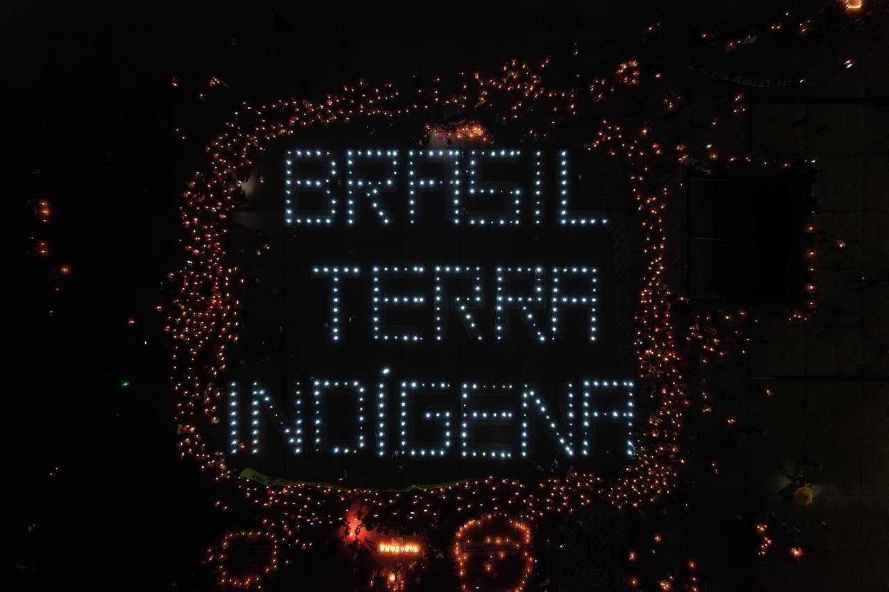 Indígenas ‘acendem’ Praça dos Três Poderes com led em apoio ao STF e contra “marco temporal”