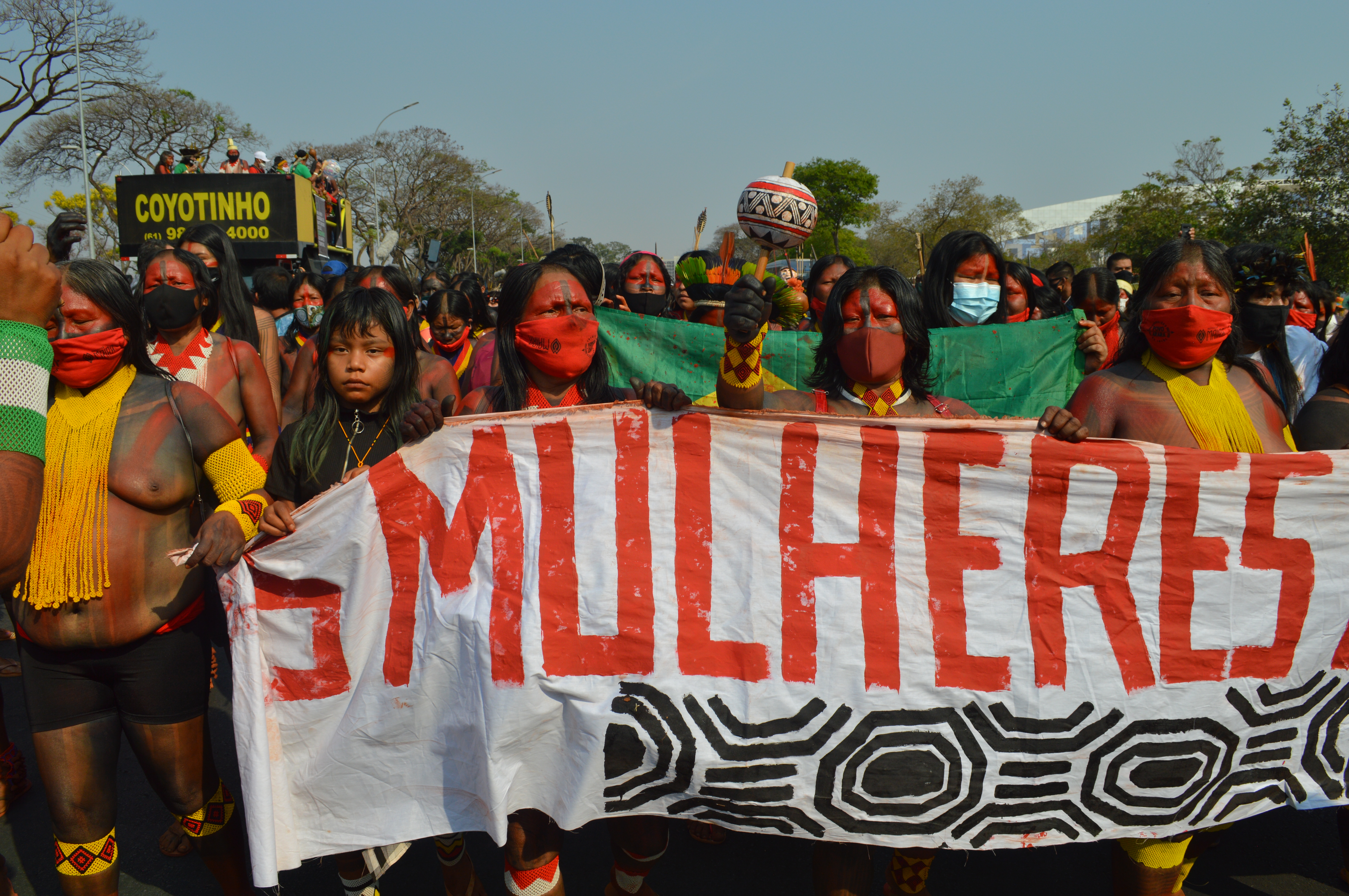 A mãe do Brasil é indígena: 5 mil guerreiras da ancestralidade ocupam Brasília em marcha histórica
