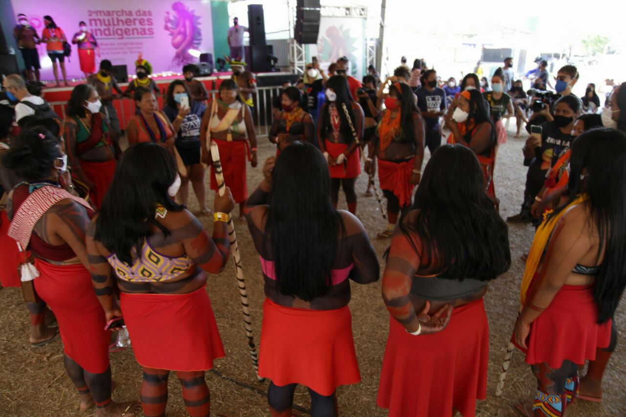 II Marcha Nacional das Mulheres Indígenas: “Não lutar com a mesma arma do inimigo, não significa que estamos desarmados”