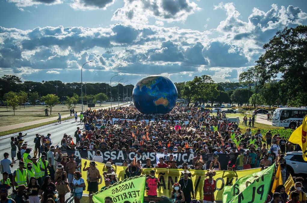 Indígenas de todo o país marcham em defesa da demarcação dos territórios, em Brasília
