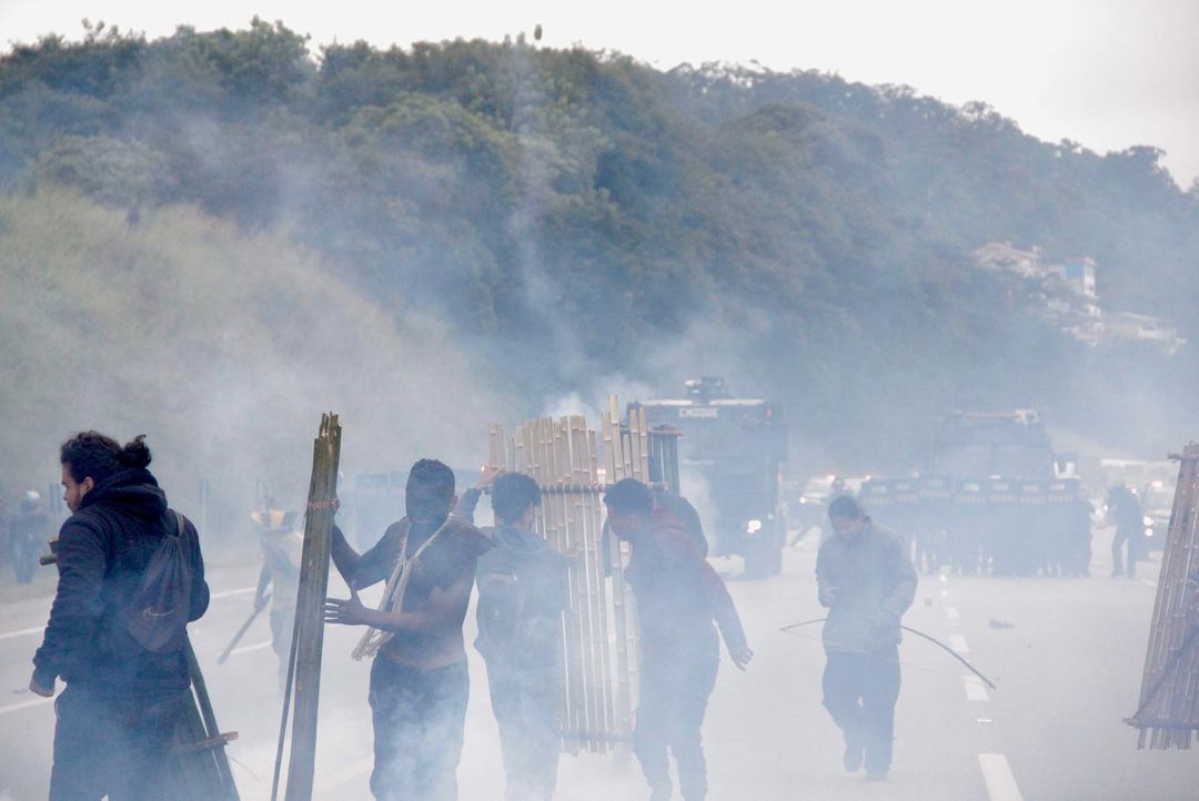 Nota: Indígenas do povo Guarani são reprimidos pela PM de São Paulo em ato contra o PL 490 na rodovia dos Bandeirantes